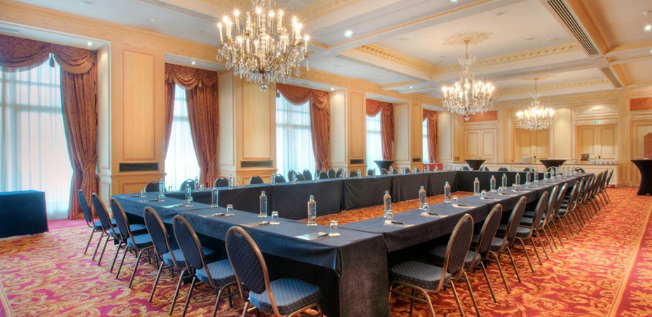 امکان ثبت نام به صورت حضوری و یا غیر حضوری